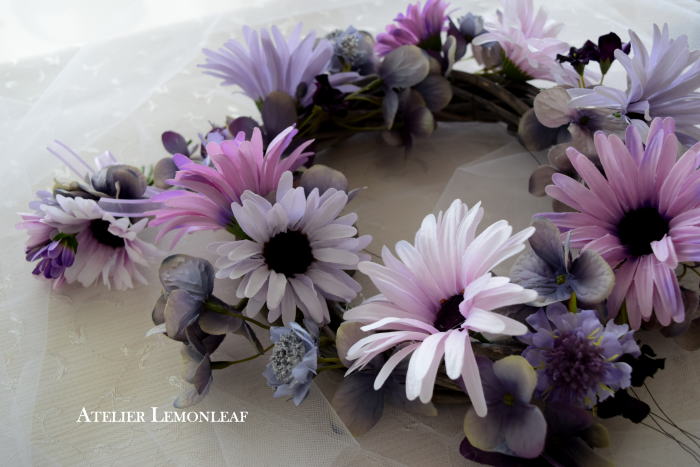 アーティフィシャルフラワーアレンジ　デイジーのフライングリース　美しいデイジー｜アトリエレモンリーフ