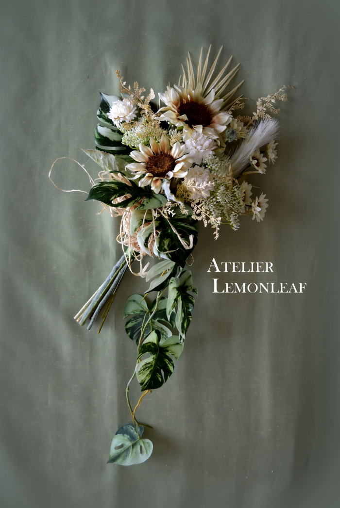 アーティフィシャルフラワーアレンジ　ひまわり　向日葵とモンステラのスワッグ　全体図　　魔法のアシストリング使用｜アトリエレモンリーフ