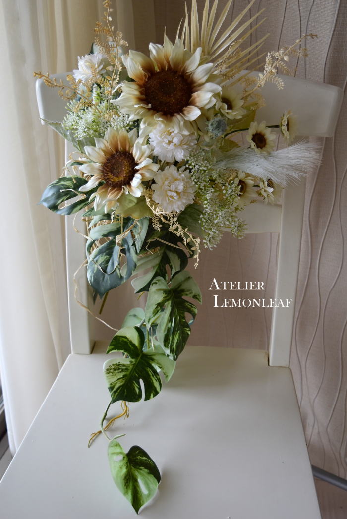 アーティフィシャルフラワーアレンジ　ひまわり　向日葵　モンステラ　スワッグ　正面　魔法のアシストリング使用｜アトリエレモンリーフ