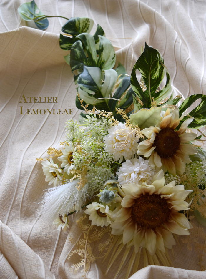アーティフィシャルフラワーアレンジ　ひまわり　向日葵とモンステラ　スワッグ　魔法のアシストリング使用｜アトリエレモンリーフ