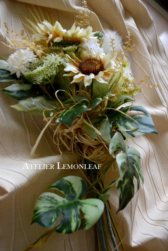 アーティフィシャルフラワーアレンジ　ひまわり　向日葵とモンステラ　スワッグしたからの写真　魔法のアシストリング使用｜アトリエレモンリーフ