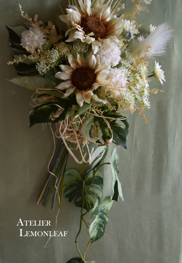 アーティフィシャルフラワーアレンジ　ひまわり　向日葵　斑入りモンステラ　スワッグ　魔法のアシストリング使用｜アトリエレモンリーフ