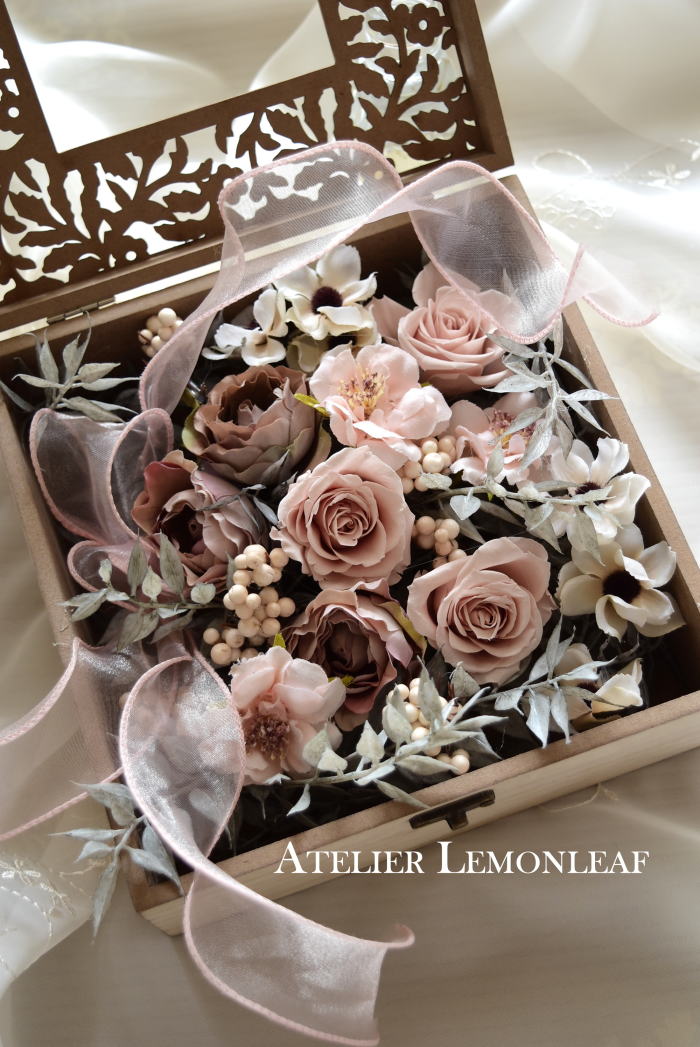 ボックスアレンジ　アーティフィシャルフラワー　プリザーブドローズ　アップ｜アトリエレモンリーフ　