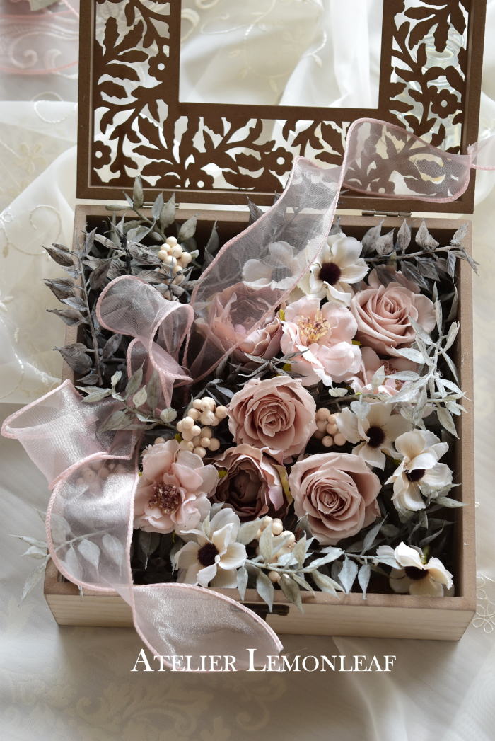 ボックスアレンジ　アーティフィシャルフラワー　プリザーブドローズ　正面　｜アトリエレモンリーフ　