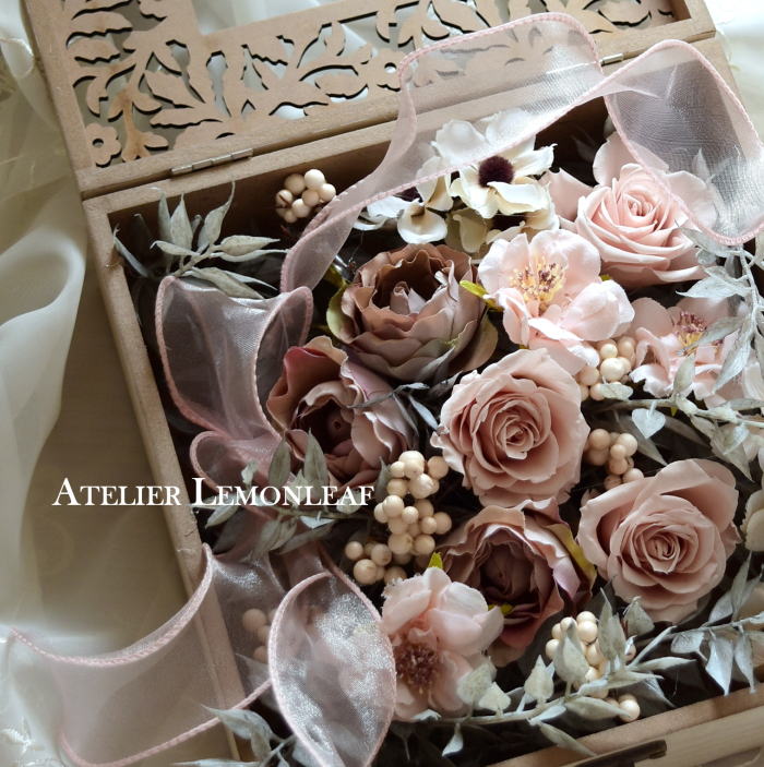 ボックスアレンジ　アーティフィシャルフラワー　プリザーブドローズ　アップ｜アトリエレモンリーフ　