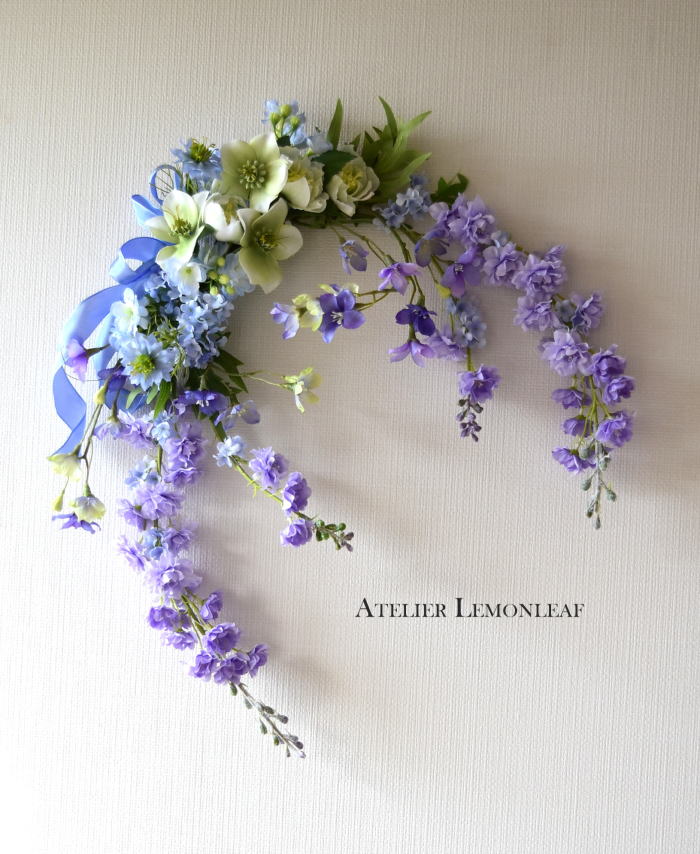 アーティフィシャルフラワー　クレセントスワッグ　デルフィニウム　ラクスバー　壁掛けシーン2｜アトリエレモンリーフ　
