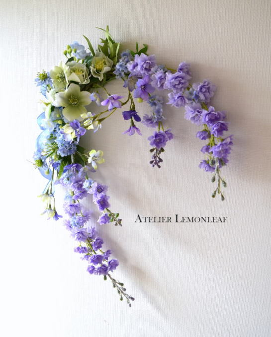 アーティフィシャルフラワー　クレセントスワッグ　デルフィニウム　ラクスバー　壁掛けシーン｜アトリエレモンリーフ　