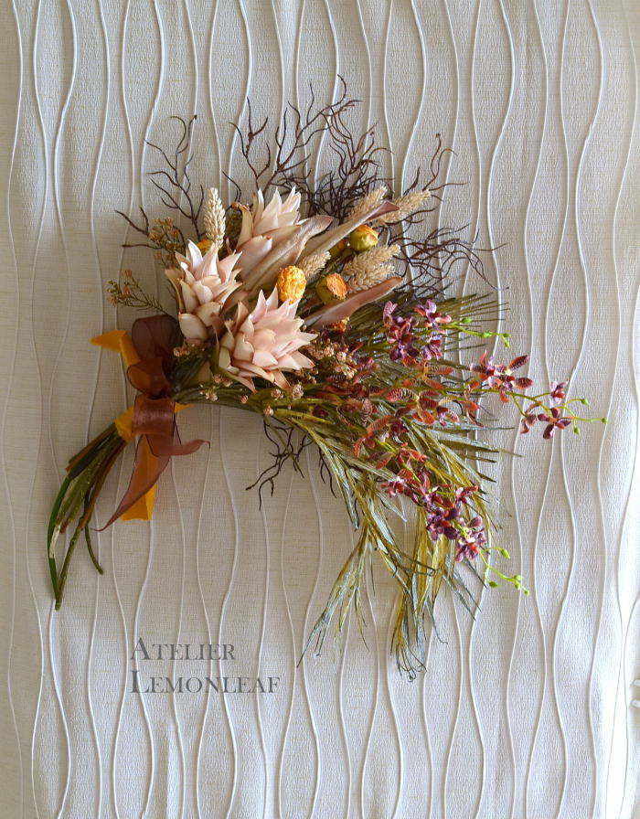 流れるデザイン　アーティフィシャルフラワー　オータムスワッグ、束ねたアレンジ　壁掛け、プロテア｜アトリエレモンリーフ　