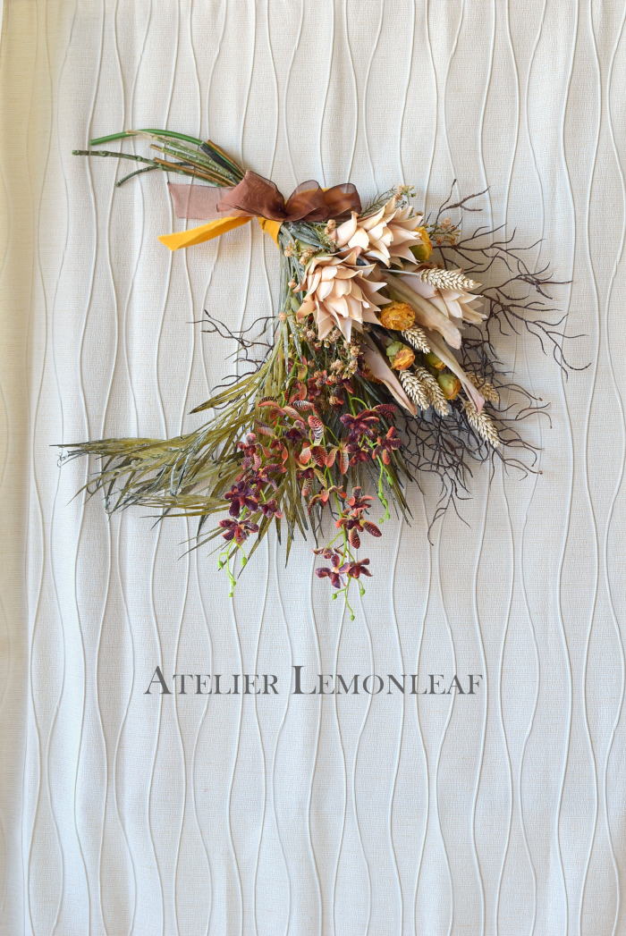 下向き　アーティフィシャルフラワー　オータムスワッグ、束ねたアレンジ　壁掛け、プロテア｜アトリエレモンリーフ　