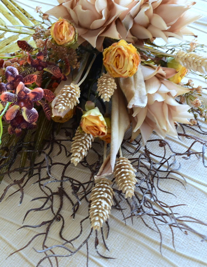 クローズアップ、アーティフィシャルフラワー　オータムスワッグ、束ねたアレンジ　壁掛け、プロテア｜アトリエレモンリーフ　