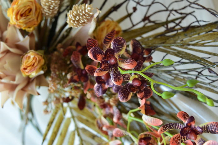 蘭アップ　アーティフィシャルフラワー　オータムスワッグ、束ねたアレンジ　壁掛け、プロテア｜アトリエレモンリーフ　