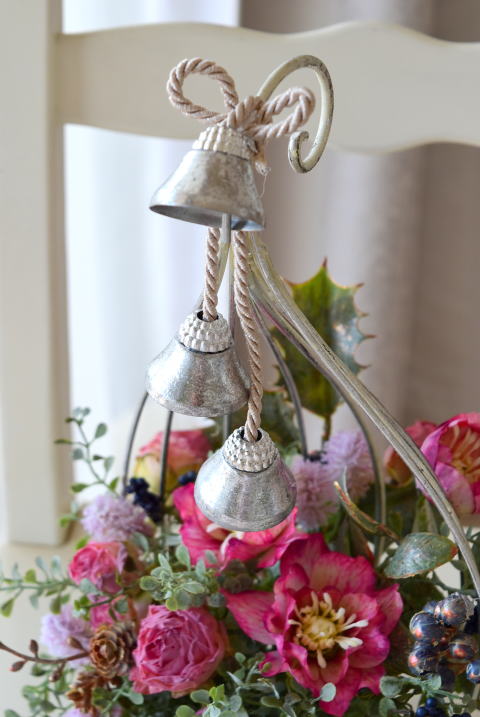 クリスマスアレンジ　ベル付き、　クリスマスアレンジ　アーティフィシャルフラワー　クリスマスローズアップ　｜アトリエレモンリーフ　