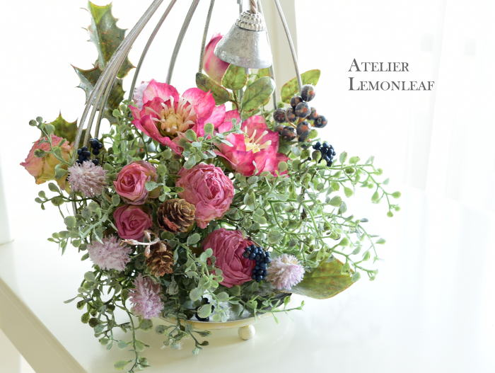 クリスマスアレンジ　ベル付き、　クリスマスアレンジ　アーティフィシャルフラワー　クリスマスローズ　俯瞰図　｜アトリエレモンリーフ　