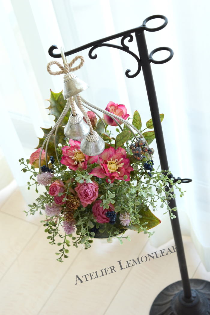 クリスマスアレンジ　ベル付き、　クリスマスアレンジ　アーティフィシャルフラワー　クリスマスローズ　スタンドに下げられる　｜アトリエレモンリーフ　