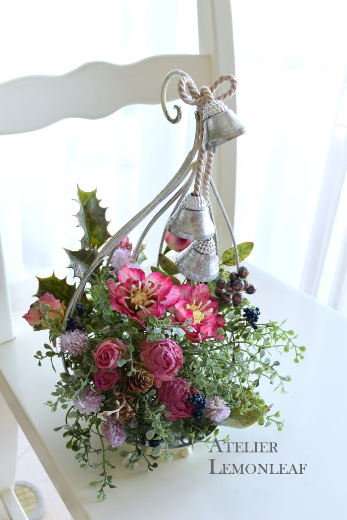 クリスマスアレンジ　素敵な器　ベル付き、　クリスマスアレンジ　アーティフィシャルフラワー　クリスマスローズ　｜アトリエレモンリーフ　