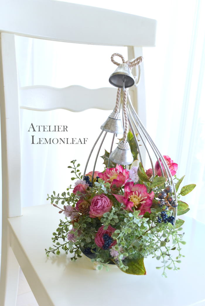 クリスマスアレンジ　ベル付き、　クリスマスアレンジ　アーティフィシャルフラワー　クリスマスローズ　可愛すぎるアレンジ　｜アトリエレモンリーフ　