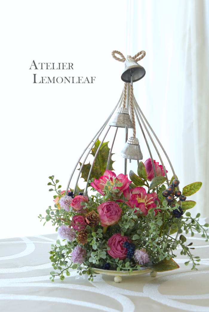 クリスマスアレンジ　ベル付き、　クリスマスアレンジ　アーティフィシャルフラワー　クリスマスローズ　｜アトリエレモンリーフ　