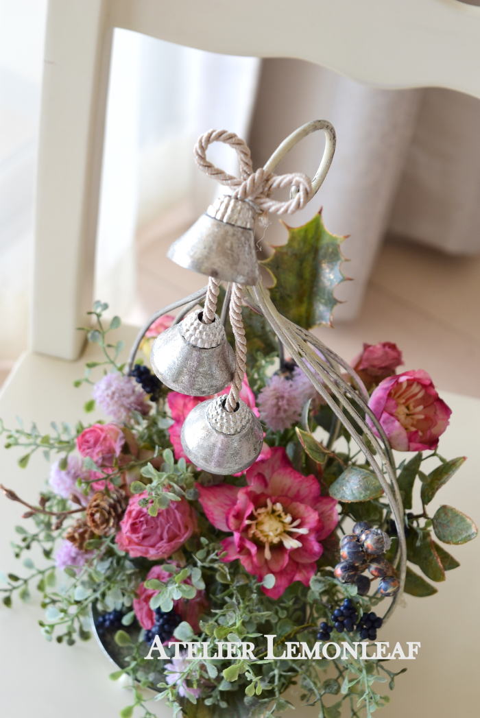 クリスマスアレンジ　ベル付き、　クリスマスアレンジ　アーティフィシャルフラワー　ドライローズ　クリスマスローズ　｜アトリエレモンリーフ　