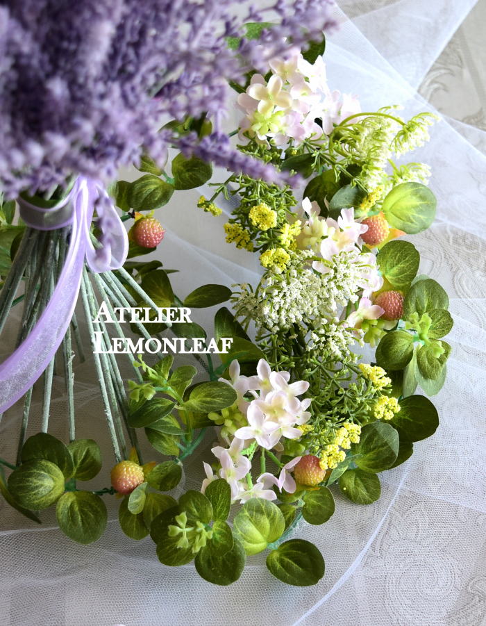 アーティフィシャルフラワーアレンジ　ラベンダーのパニエ、野イチゴガーランド　アップ2｜アトリエレモンリーフ