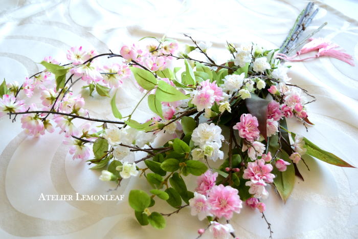 アーティフィシャルフラワーアレンジ　桜のスワッグ、4月桜アレンジ　上からの写真｜アトリエレモンリーフ