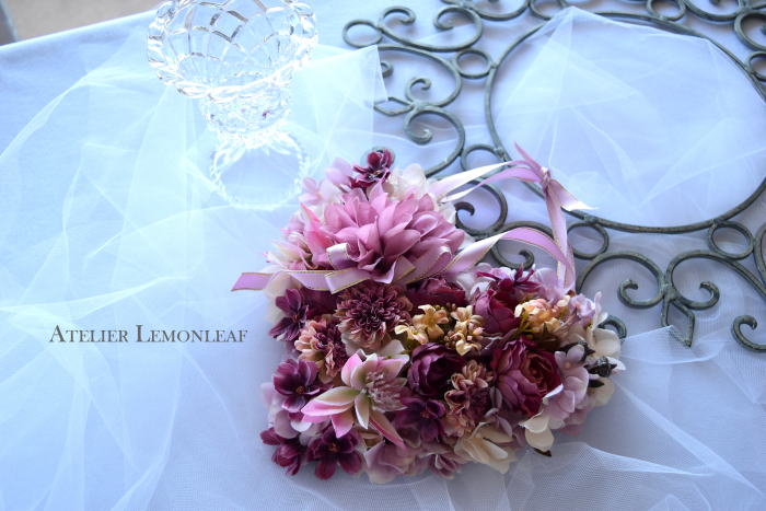 ハートアレンジ、ピンクのハート　セルリア、バラ　アーティフィシャルフラワー　上から　｜アトリエレモンリーフ　