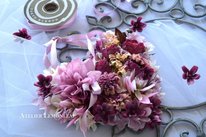 ハートアレンジ、ピンクのハート　セルリア、バラ　アーティフィシャルフラワー　上から　｜アトリエレモンリーフ　