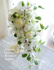 アーティフィシャルフラワー　ウエディングブーケ　キャスケードブーケ　白　バラのブーケ｜アトリエレモンリーフ　