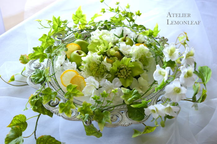 アーティフィシャルフラワー　トレイアレンジ　レモンスライス、リンゴ　蘭　テーブルフラワー　｜アトリエレモンリーフ　