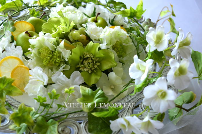 アーティフィシャルフラワー　トレイアレンジ　レモンスライス、リンゴ　蘭グリーンインテリア　アップ｜アトリエレモンリーフ　