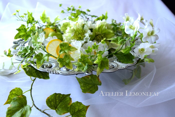 アーティフィシャルフラワー　トレイアレンジ　レモンスライス、リンゴ　蘭　横から　｜アトリエレモンリーフ　