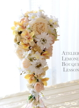 アーティフィシャルフラワーブーケ　キャスケードブーケ　バラとダリアのブーケ　ベージュのブーケ　｜アトリエレモンリーフ　