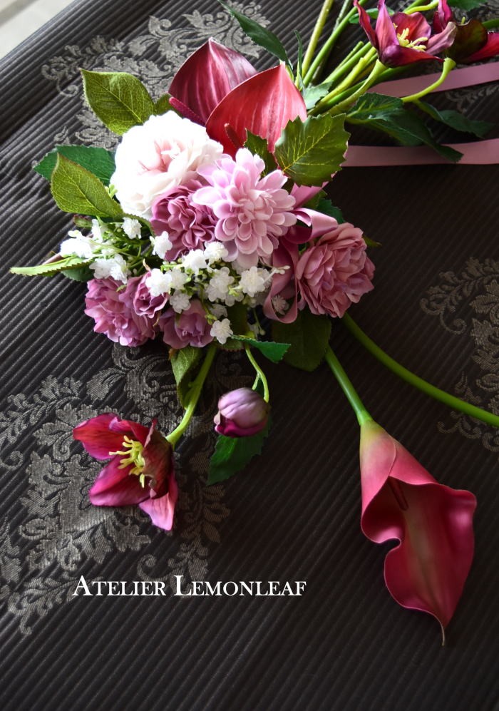 アーティフィシャルフラワー　クリスマスアレンジ　赤いアレンジ　アンスリウム　クリスマスローズ、カラー｜アトリエレモンリーフ　