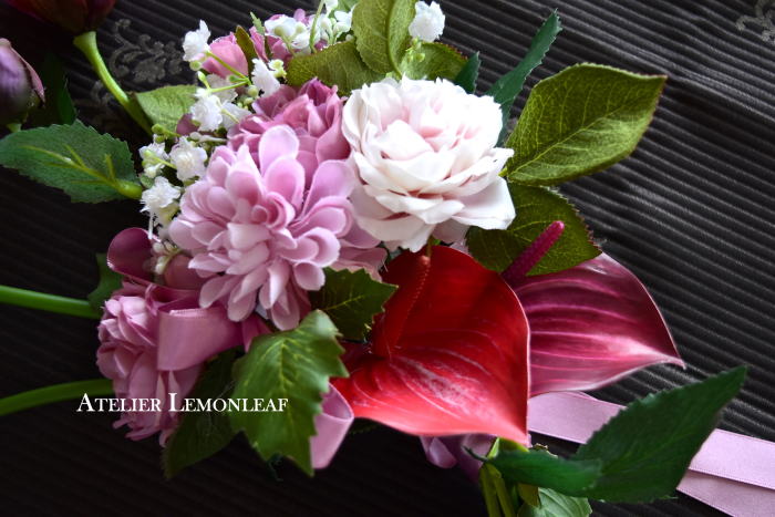 アーティフィシャルフラワー　クリスマスアレンジ　赤いアレンジ　アンスリウム　クリスマスローズ、カラー　バラアップ｜アトリエレモンリーフ　