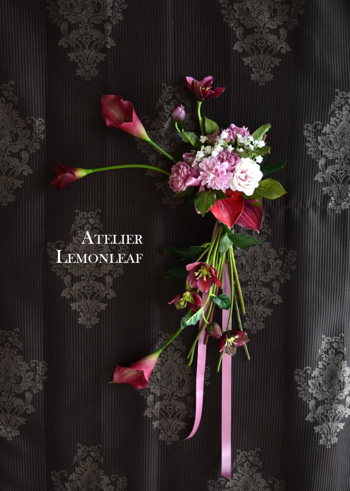 アーティフィシャルフラワー　クリスマスアレンジ　赤いアレンジ　アンスリウム　クリスマスローズ、カラー　シック｜アトリエレモンリーフ　