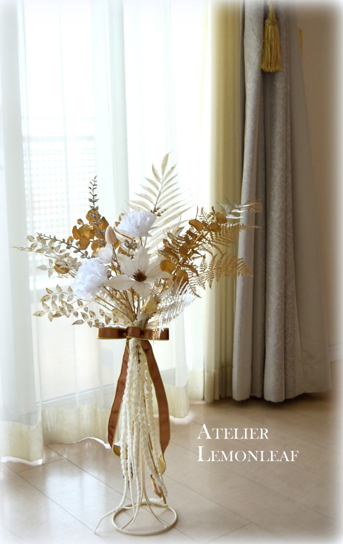 アーティフィシャルフラワー　クリスマスアレンジ　ゴールドとホワイト　ユーカリ｜アトリエレモンリーフ　
