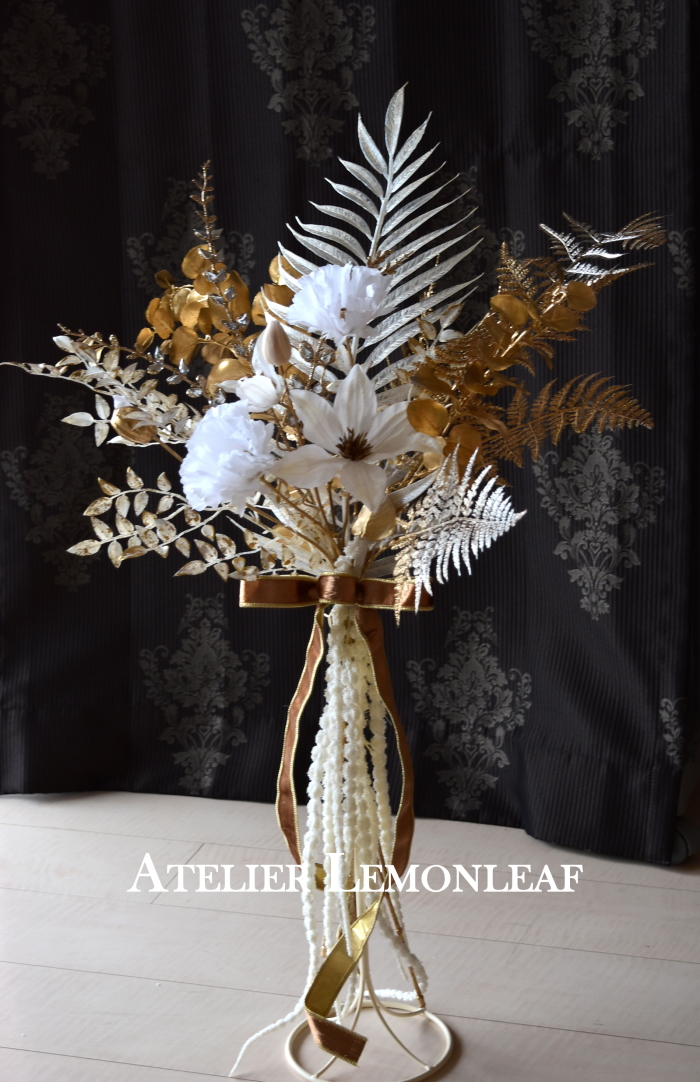 アーティフィシャルフラワー　クリスマスアレンジ　ゴールドとホワイト　スタンドタイプ　｜アトリエレモンリーフ　