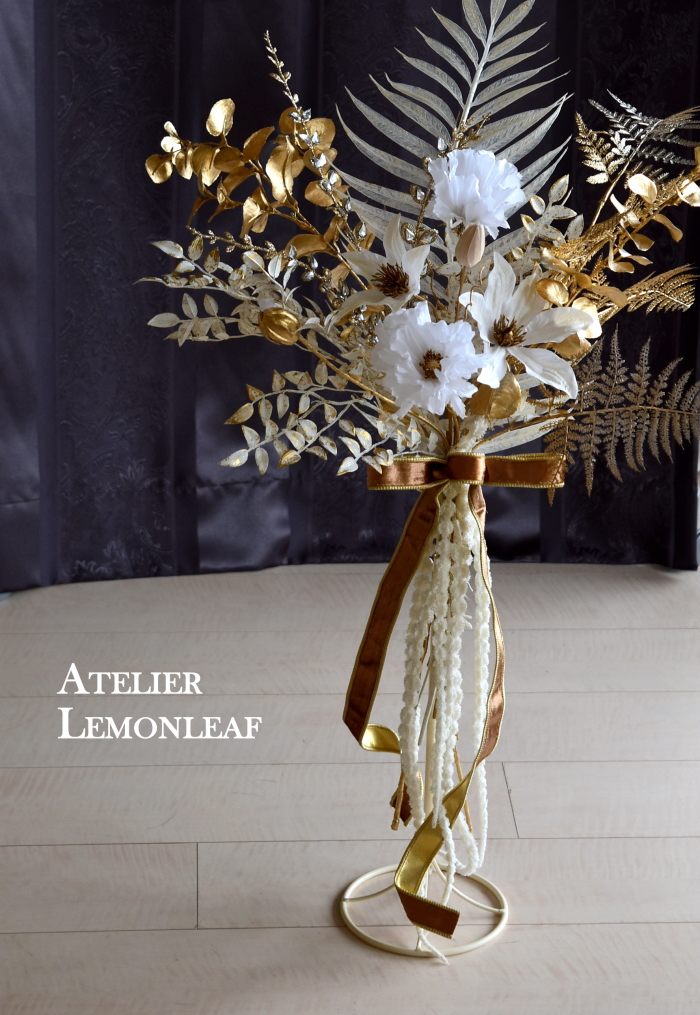 アーティフィシャルフラワー　クリスマスアレンジ　ゴールドとホワイト｜アトリエレモンリーフ　