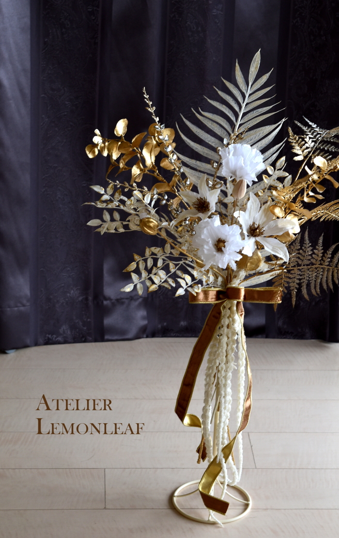 アーティフィシャルフラワー　クリスマスアレンジ　ゴールドとホワイト　右わきへ｜アトリエレモンリーフ　
