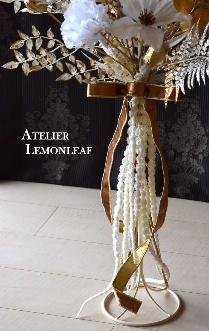 アーティフィシャルフラワー　クリスマスアレンジ　ゴールドとホワイト　リボンアップ｜アトリエレモンリーフ　