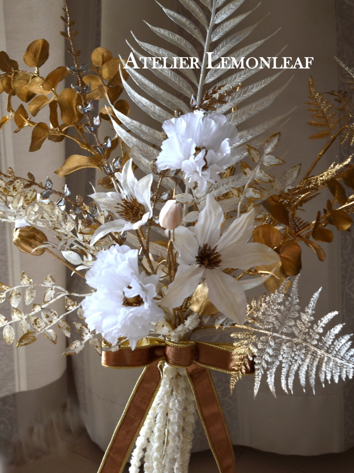 アーティフィシャルフラワー　クリスマスアレンジ　ゴールドとホワイト｜アトリエレモンリーフ　