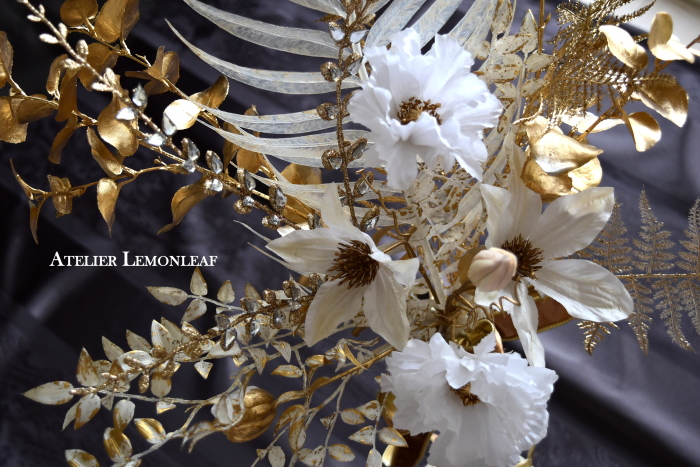 アーティフィシャルフラワー　クリスマスアレンジ　ゴールドとホワイト｜アトリエレモンリーフ　