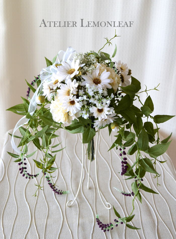 アーティフィシャルフラワーアレンジ　　デイジーとダリア　シャワーブーケ　白　全体｜アトリエレモンリーフ　