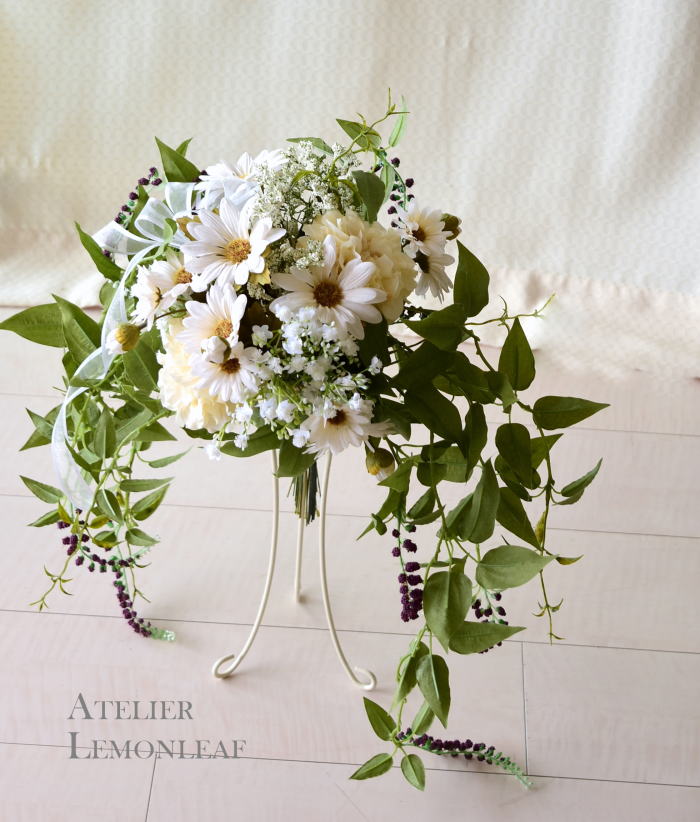 アーティフィシャルフラワーアレンジ　　デイジーとダリア　シャワーブーケ　白　サイド｜アトリエレモンリーフ　