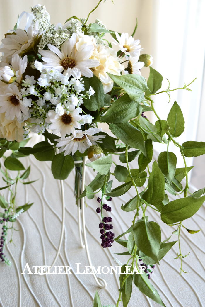 アーティフィシャルフラワーアレンジ　　デイジーとダリア　シャワーブーケ　白サイド｜アトリエレモンリーフ　