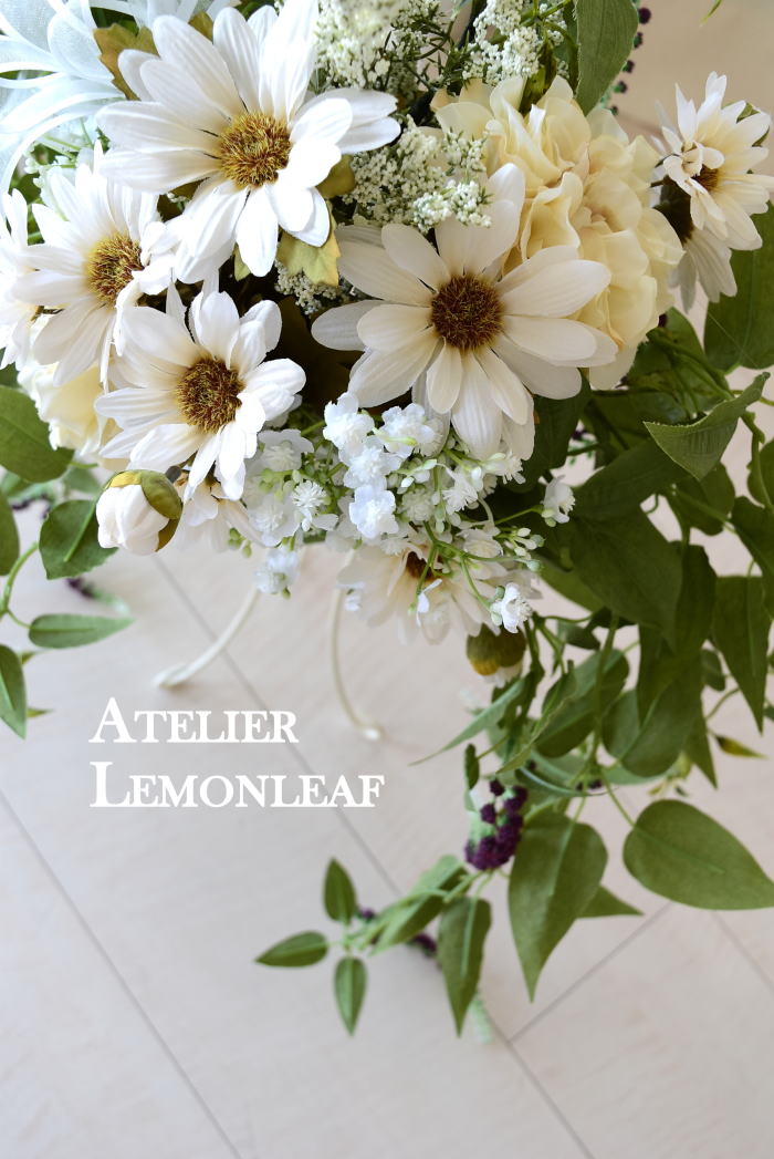 アーティフィシャルフラワーアレンジ　　デイジーとダリア　シャワーブーケアップ　白｜アトリエレモンリーフ　