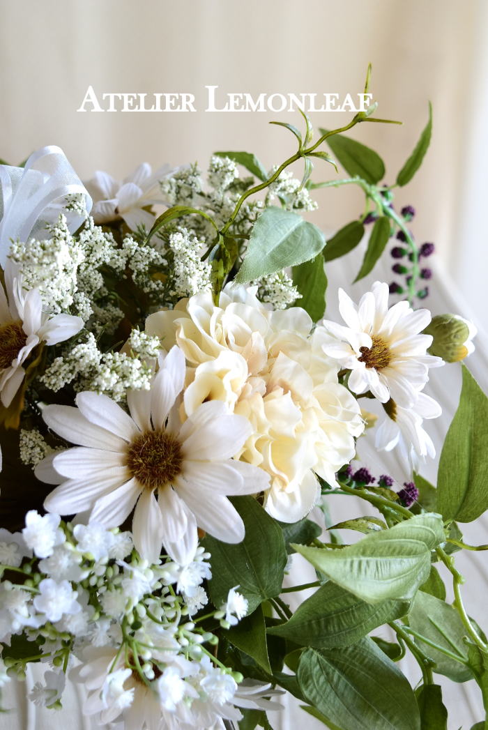 アーティフィシャルフラワーアレンジ　　デイジーとダリア　シャワーブーケ　白1｜アトリエレモンリーフ　