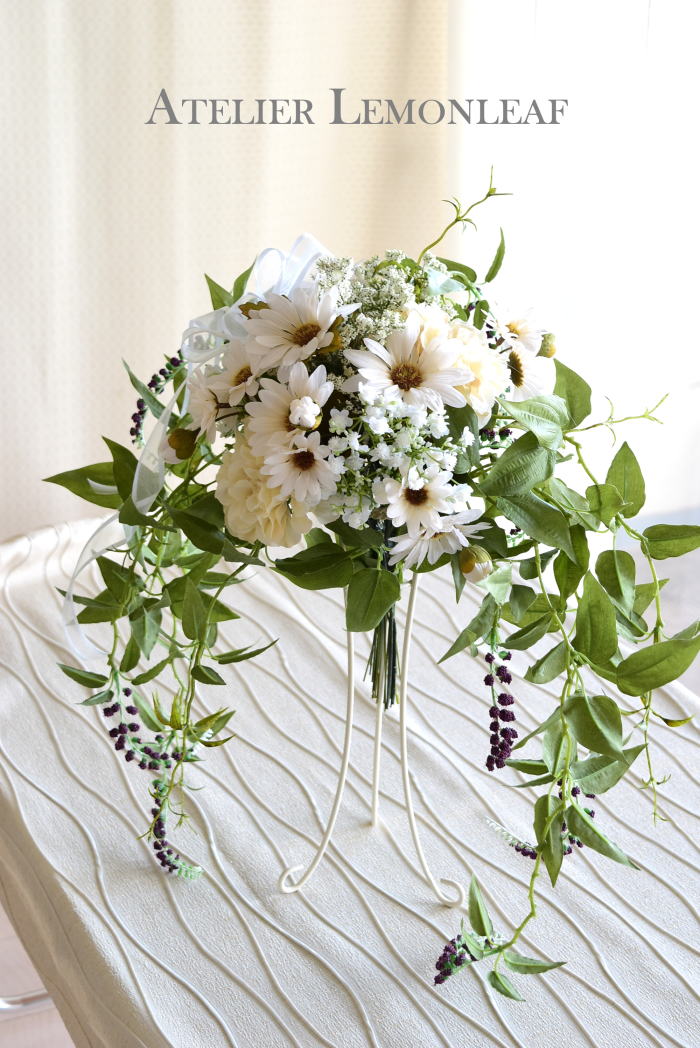 アーティフィシャルフラワーアレンジ　　デイジーとダリア　シャワーブーケ　白｜アトリエレモンリーフ　