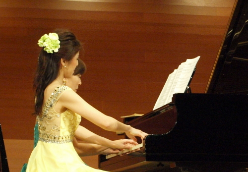 ステージ装花　ピアノ演奏中の装花｜アトリエレモンリーフ