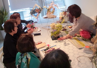 �A�g���G���������[�t�@�f�����X�g���[�V�����̗l�q