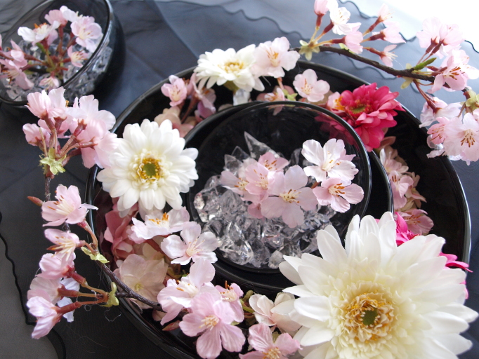 アトリエレモンリーフ　桜のアレンジ　テーブル装花　黒とピンク